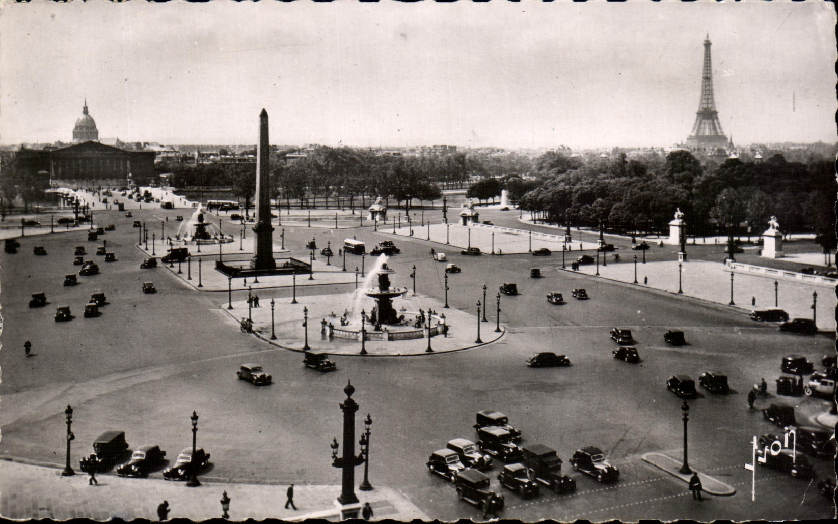 CPA Paris While Strolling Place of the Harmony Eiffel Tower