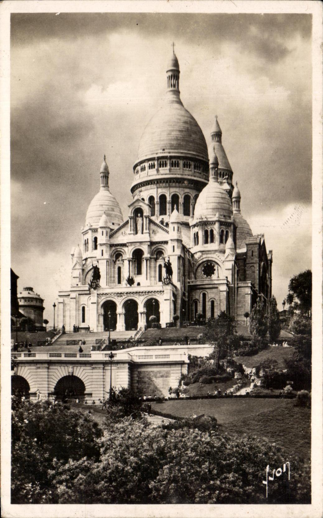 CPA Paris While Strolling Basilica of the Sacring Heart of Montmartre
