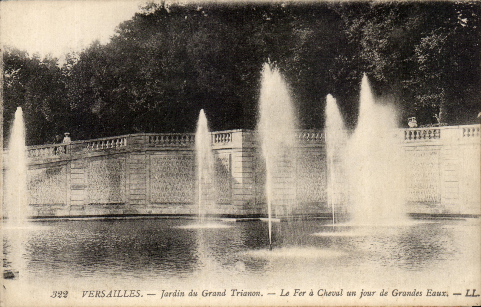 CPA Versailles Jardin du Grand Trianon Le Far a Cheval un jour de Grandes Eaux