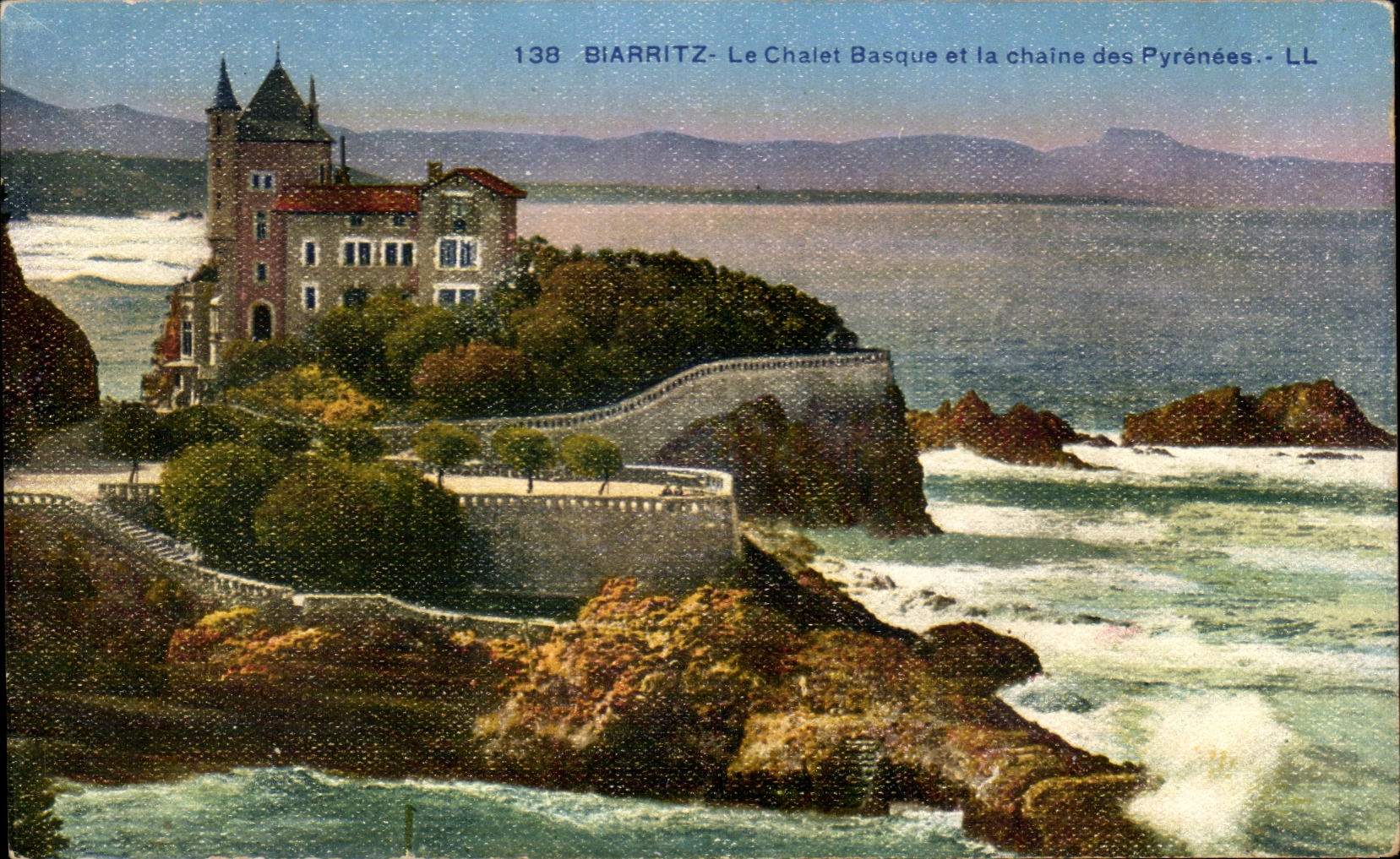 CPA Biarritz Le Chalet Basque et le Chaine des Pyrenees 
