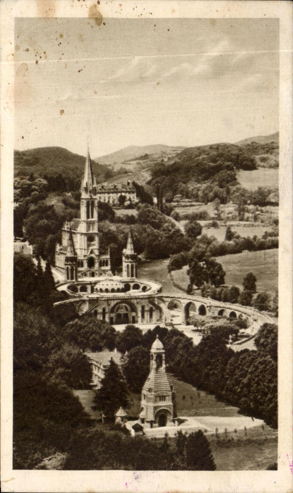 CPA Lourdes La Basilique Et Le Monurment Interallie