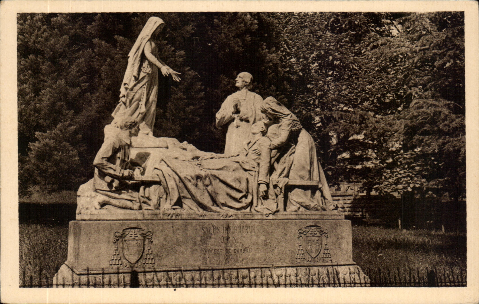 CPA Lourdes Le Monument De Cambrai