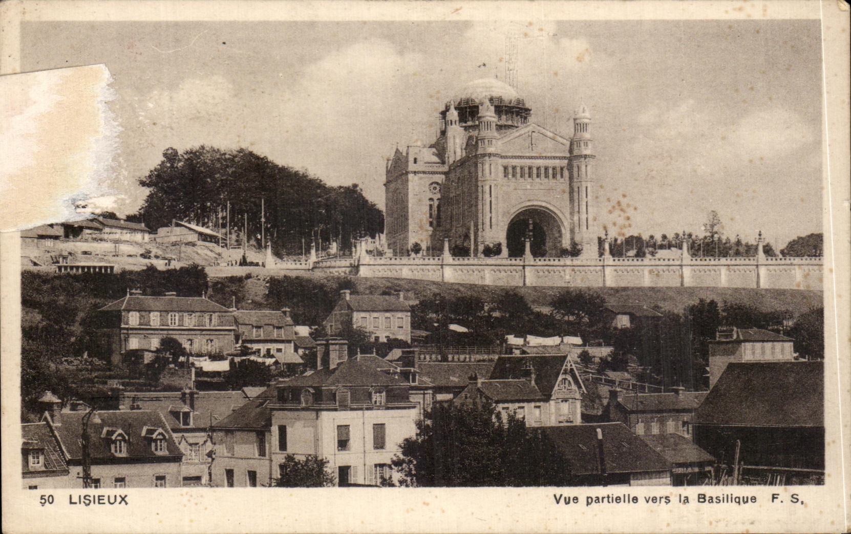 CPA Lisieux Vue partielle vers la Basilique