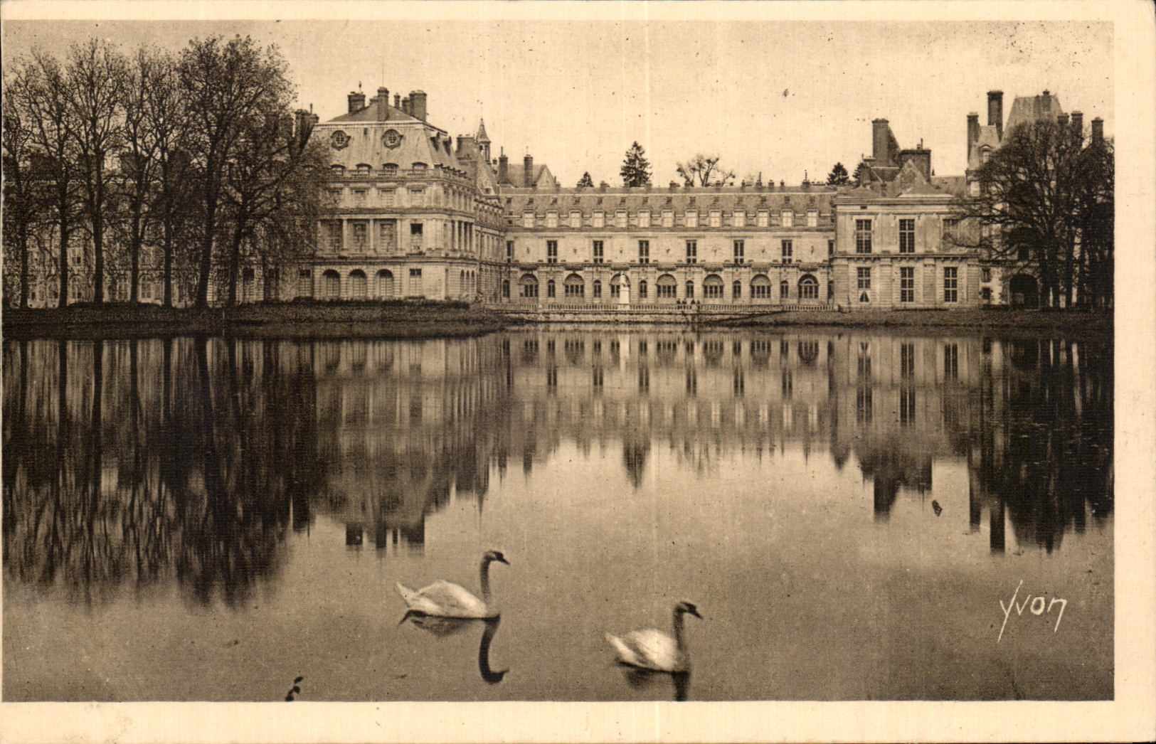 CPA La Douce France Fontinebleau La Palais Et l'etang Des Carpes