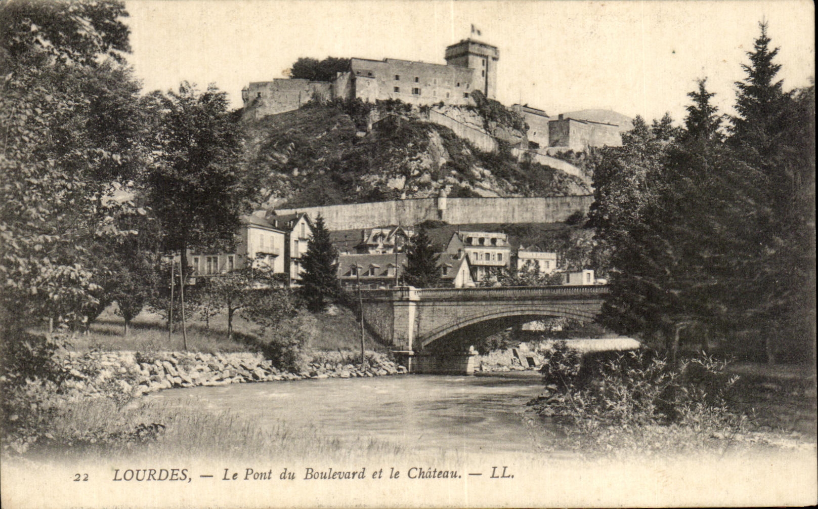 CPA Lourdes Le Pont du Boulevard et le Chateau