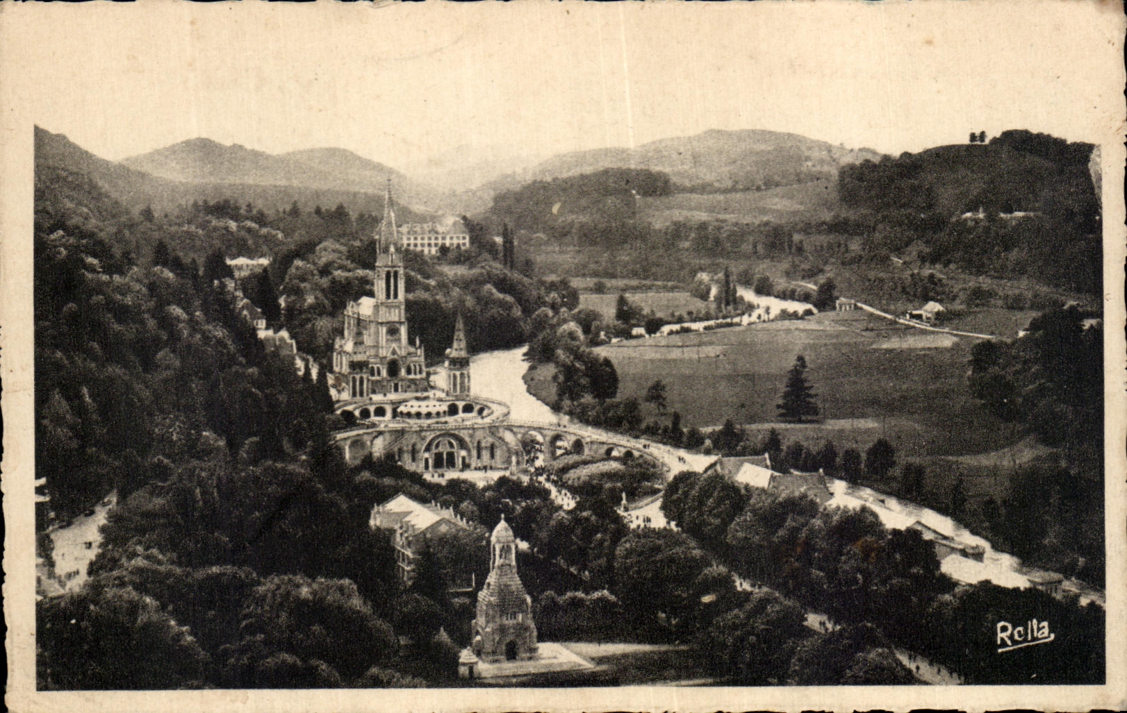 CPA Lourdes La Basilique et le Gave vus du Donjon du Chateau Fort