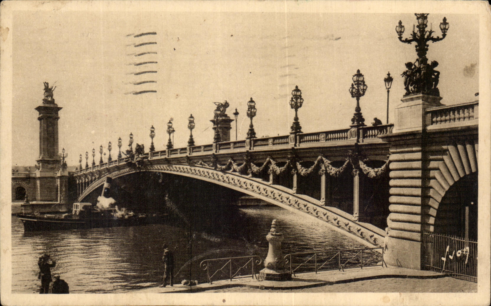 CPA Paris While Strolling Bridge Alexandre III