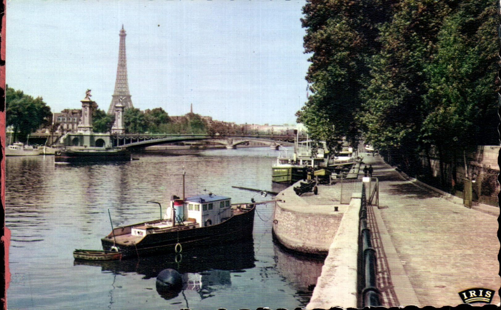 CPA Paris Les Quais de la Seine Vers le Pont Alexandre III Tour Eiffel