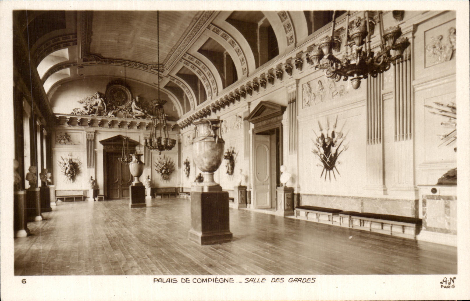 CPA Palais De Complegne Salle Des Gardes
