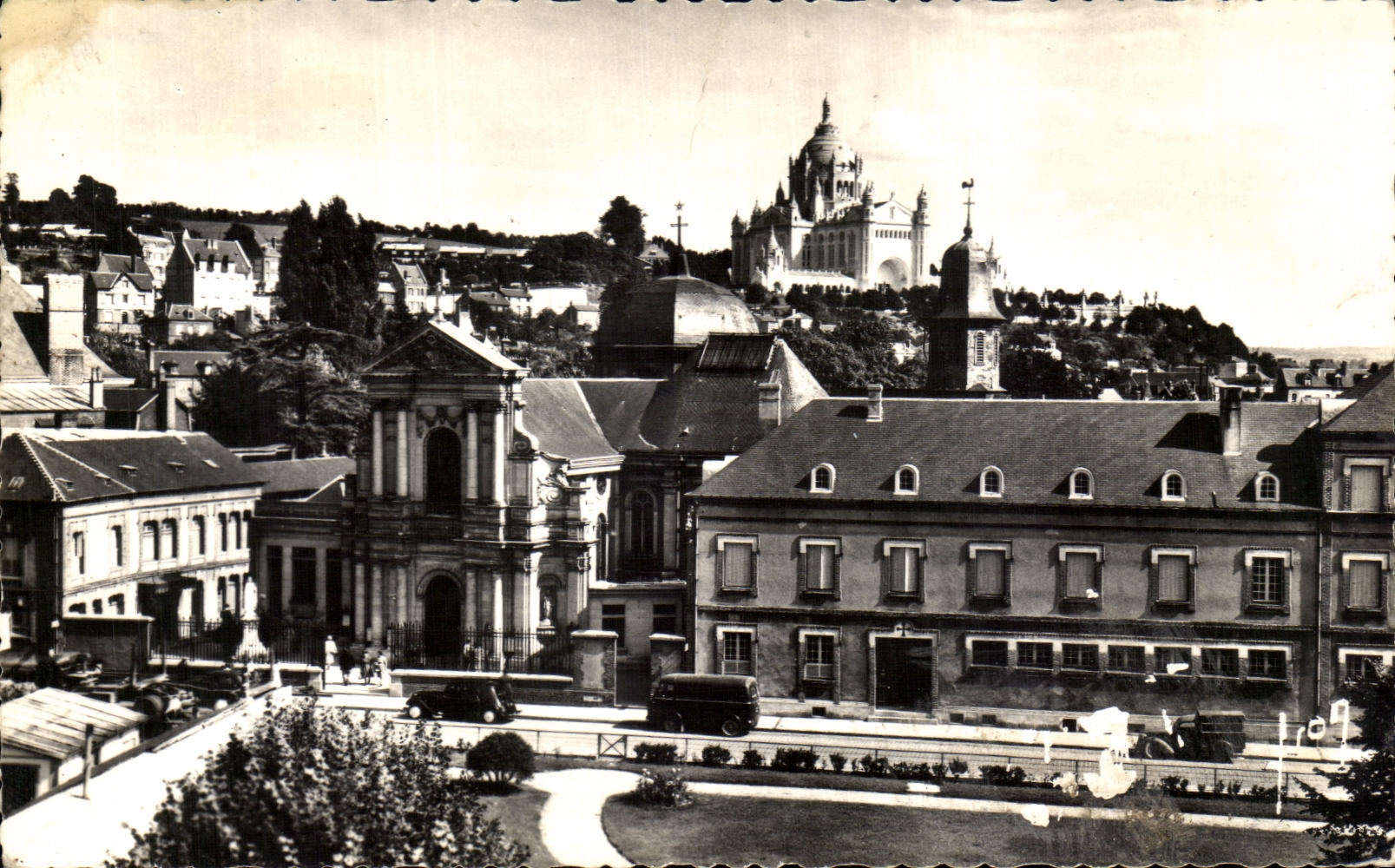 CPA Lisieux Le Carmel et la Basilique