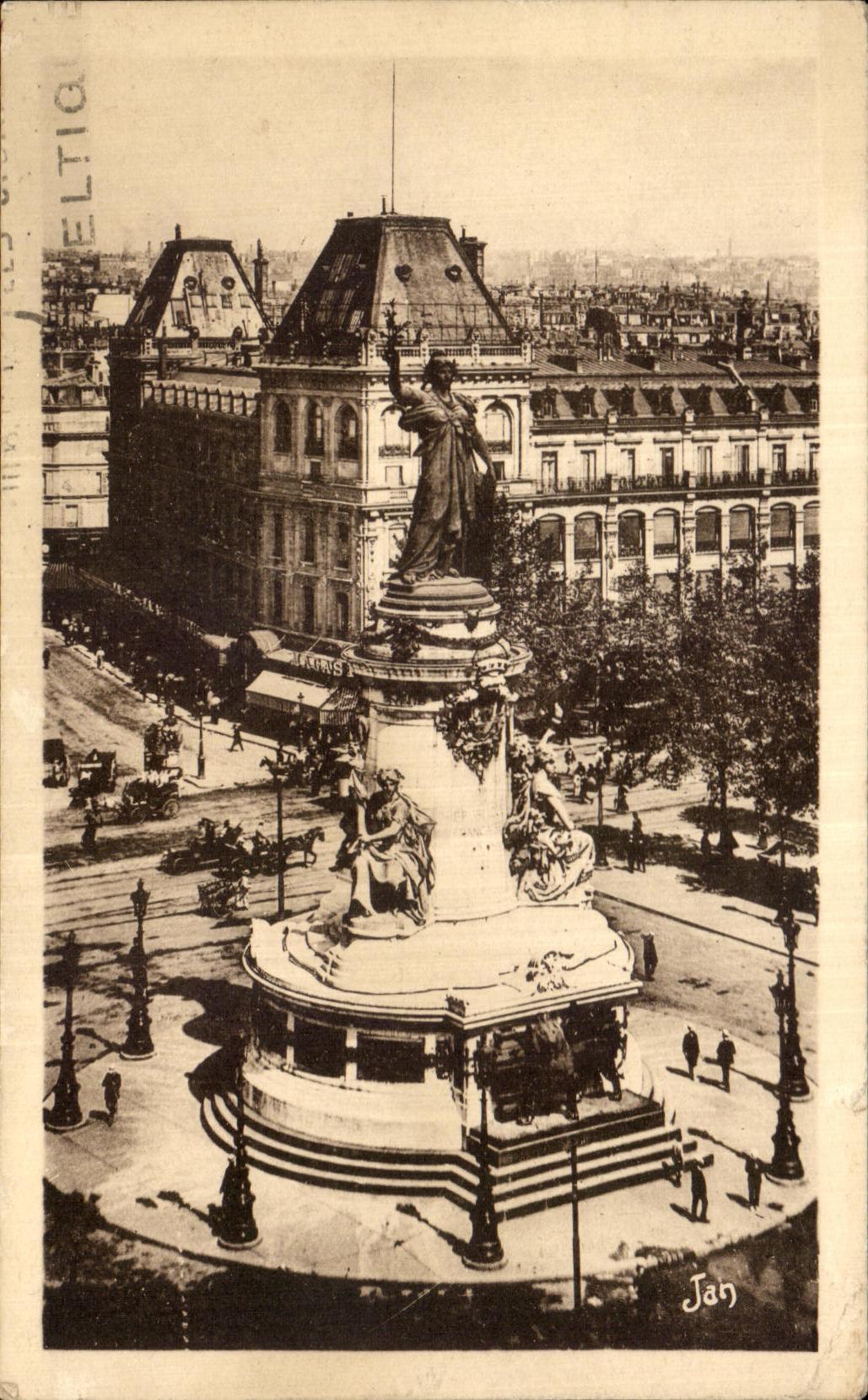 CPA Paris la Statue de la Republique et la Place