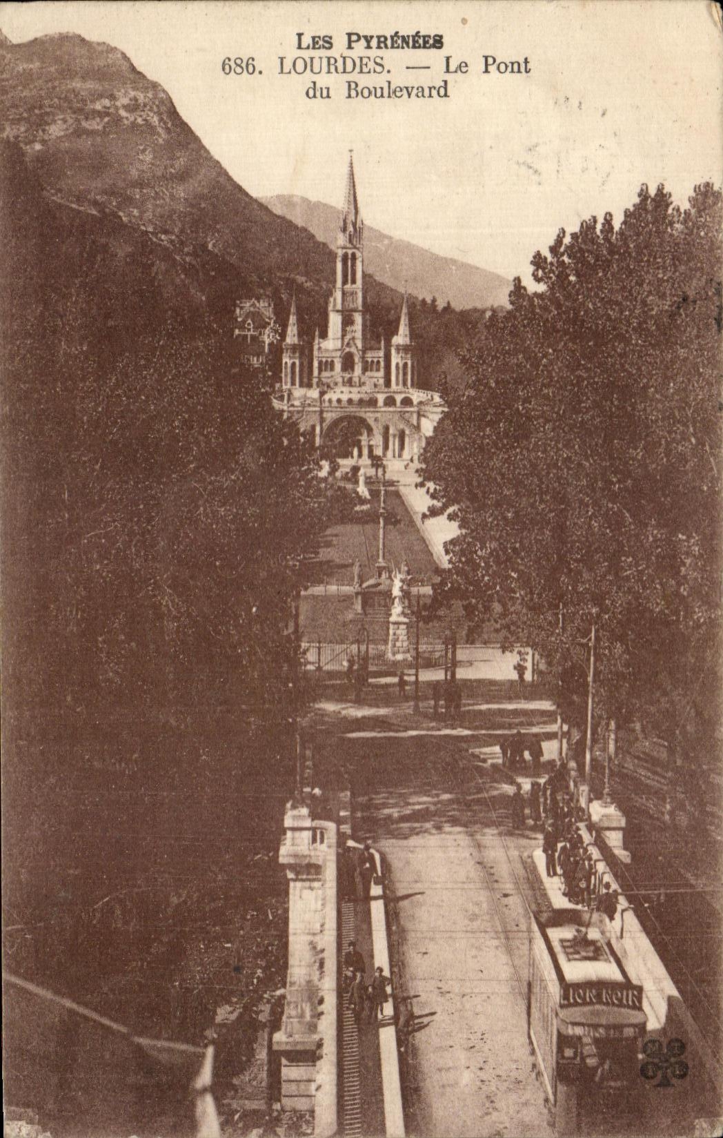 CPA Les Pyrennes Lourdes Le Pont du Boulevard Tramway Lion noir