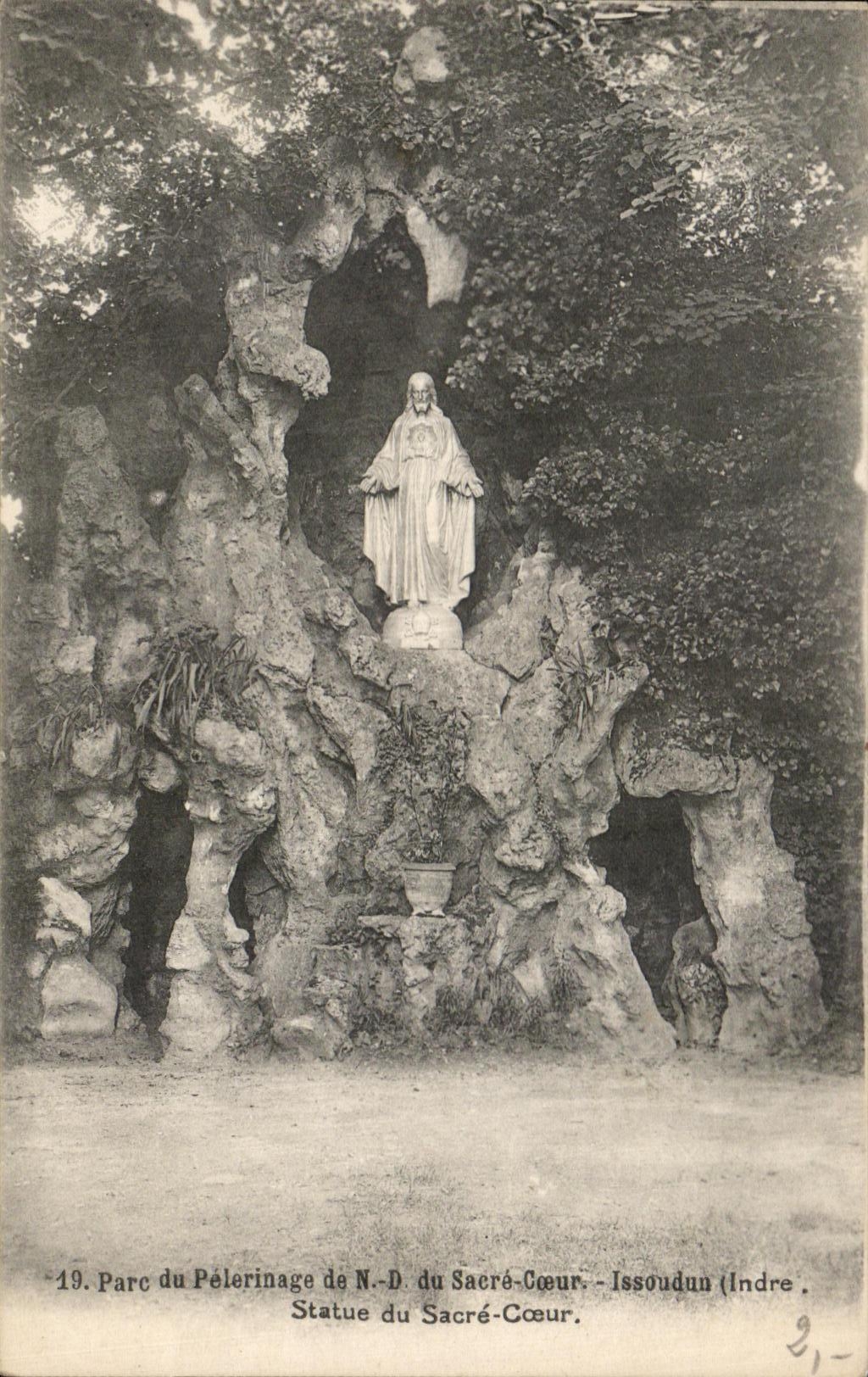 CPA Parc du Pelerinage de ND Du Sacre Coeur Issoudun Statue du Sacre Coeur
