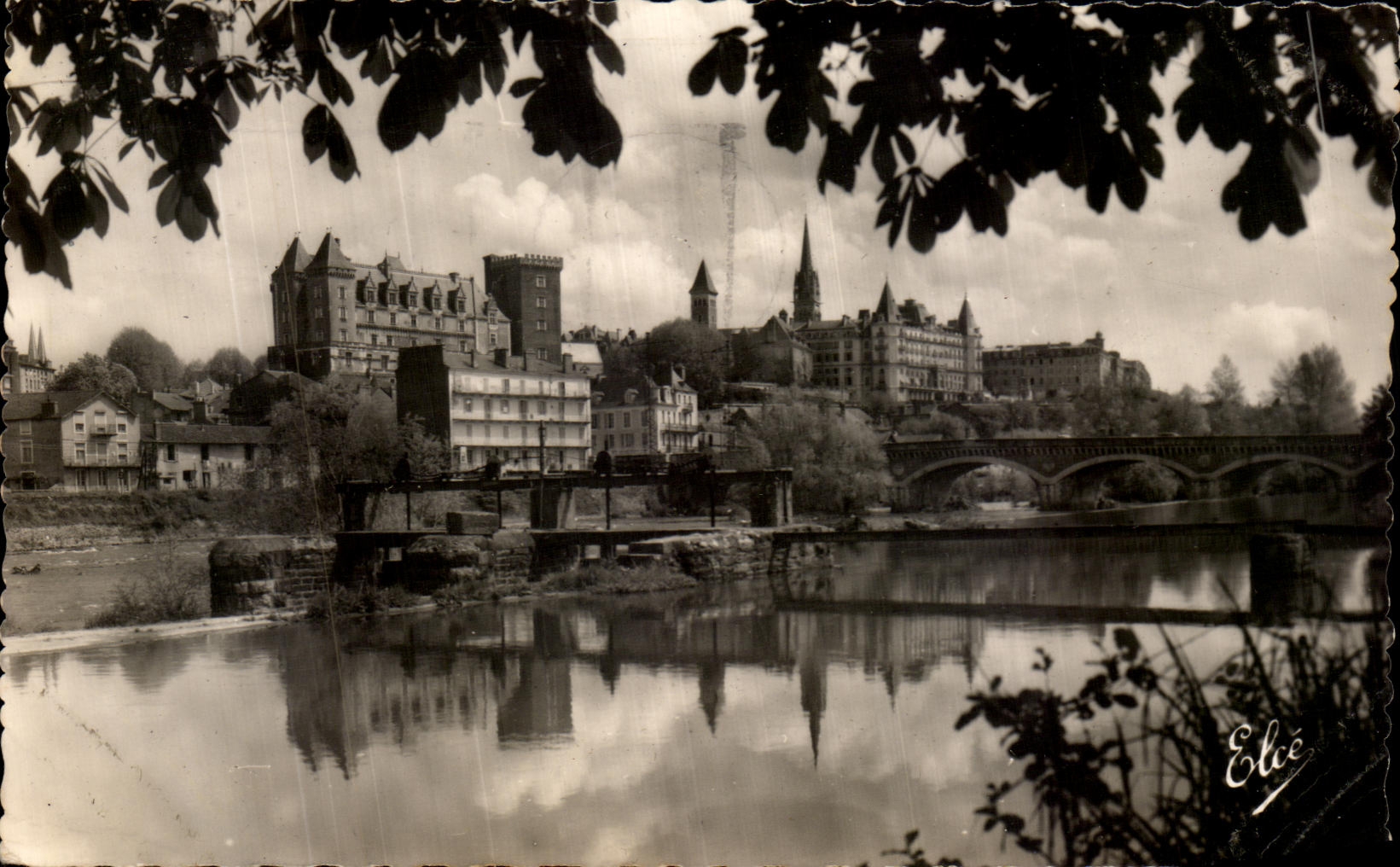 CPA Pau Seen on Gave the Castle and the Bridge