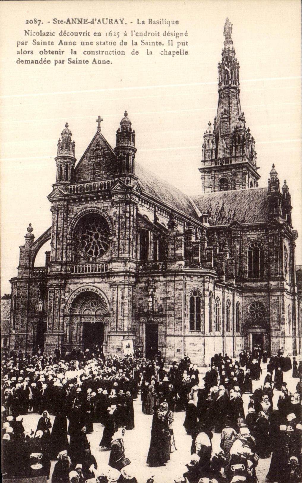 CPA co Anne d' Auray the Basilica Nicolazic Folklore Costume