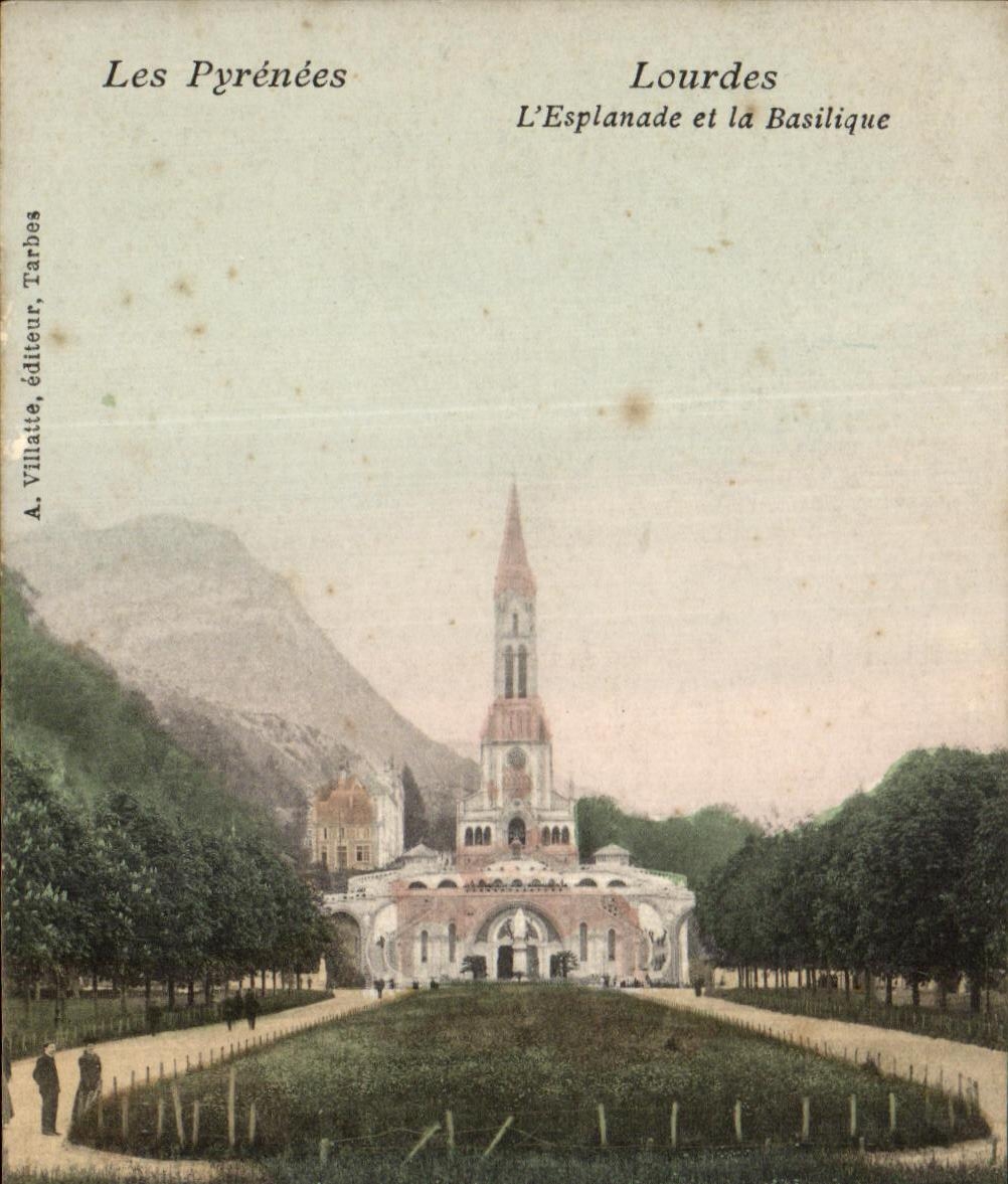 CPA Les Pyrenees Lourdes L'Esplanade Et La Basilique