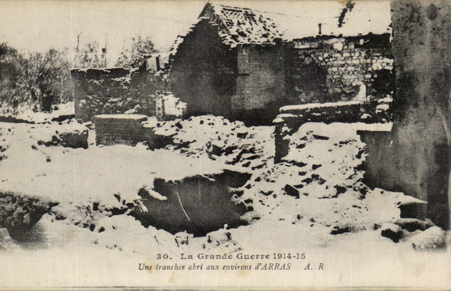 CPA La Grande Guerre Une Tranche abri environs d'Arras Militaria