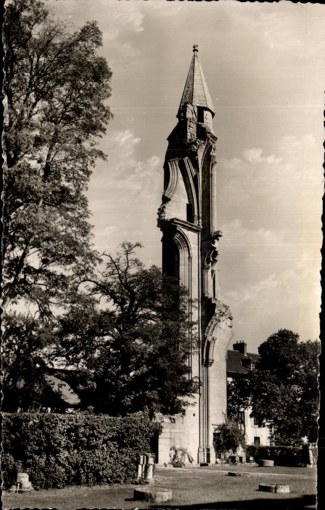 Ruinas de CPA de la torrecilla de la abadia de la abadia de la escalera de Royaumont Asnieres en Oise