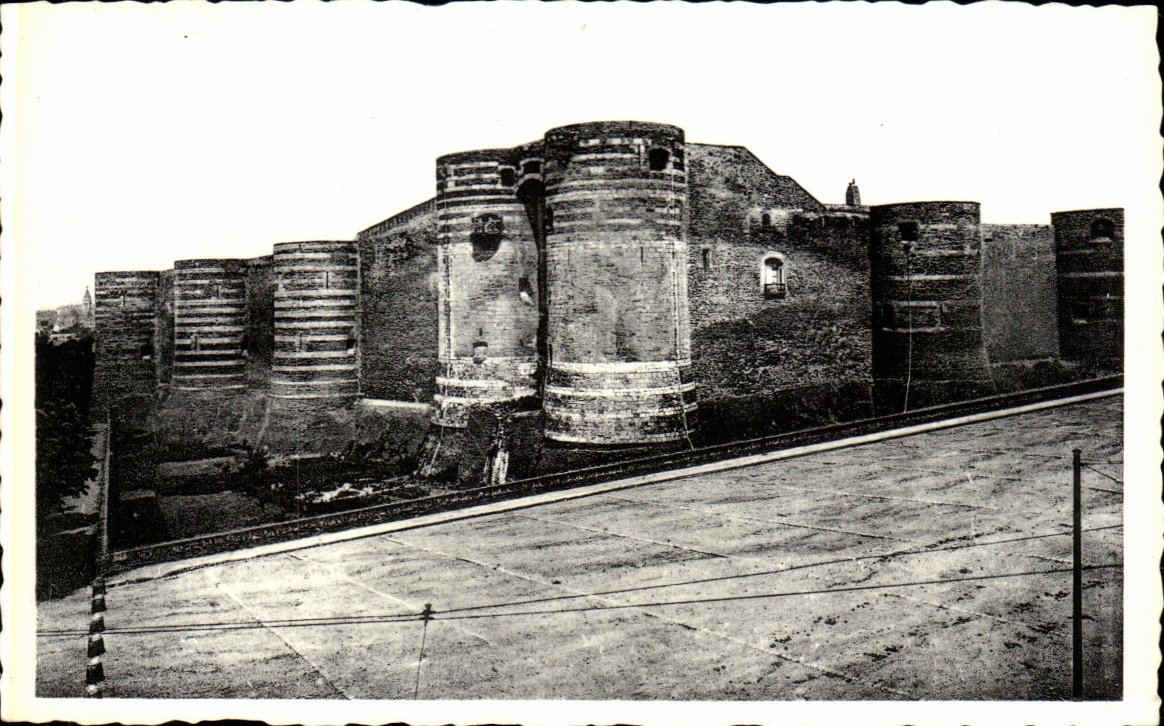 CPA Angers Vue d'ensemble du Chateau