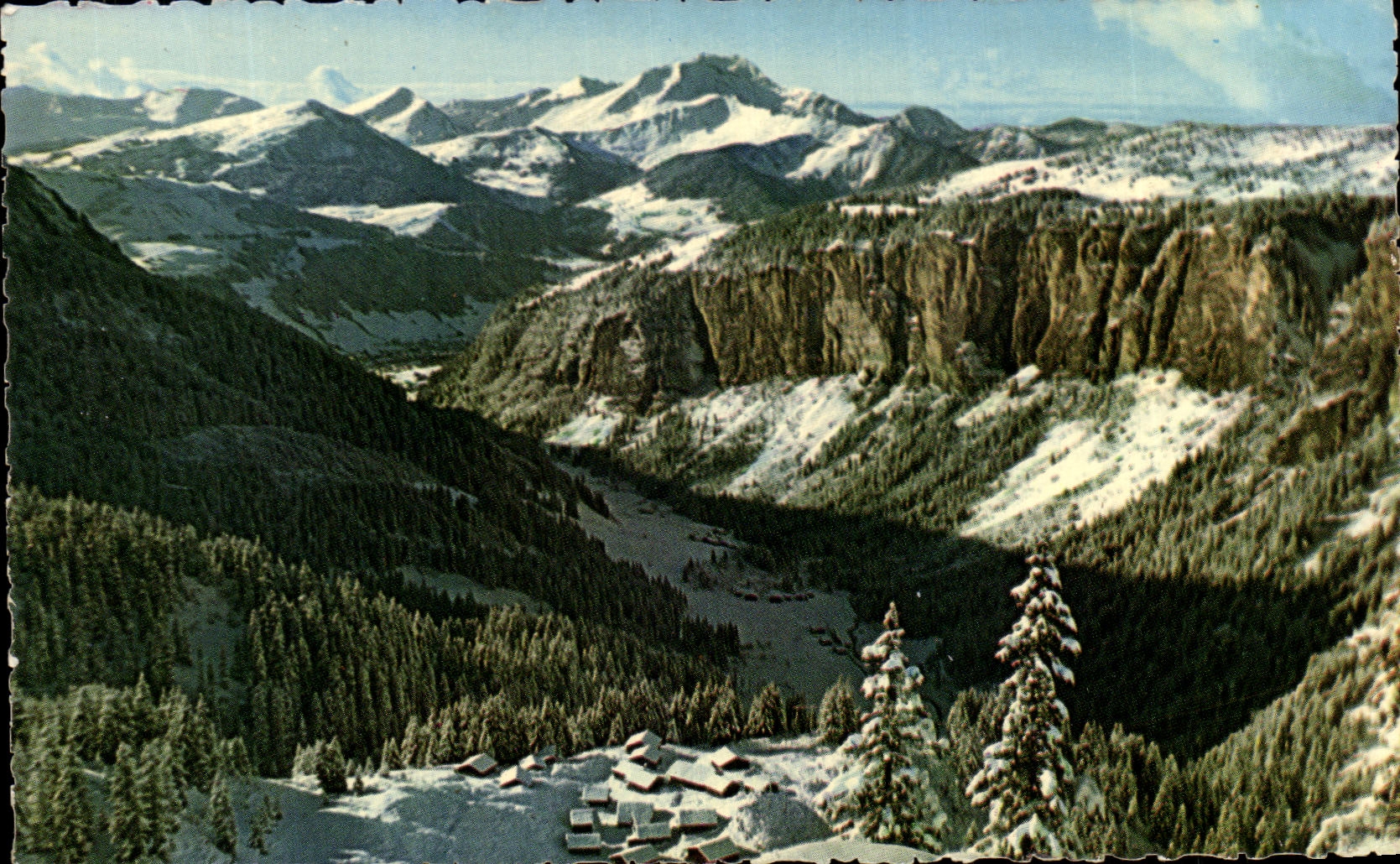 Las cabanas del pais de CPA Morzine Lecrot con el Avoriaz persiguen el valle de las minas de Salte