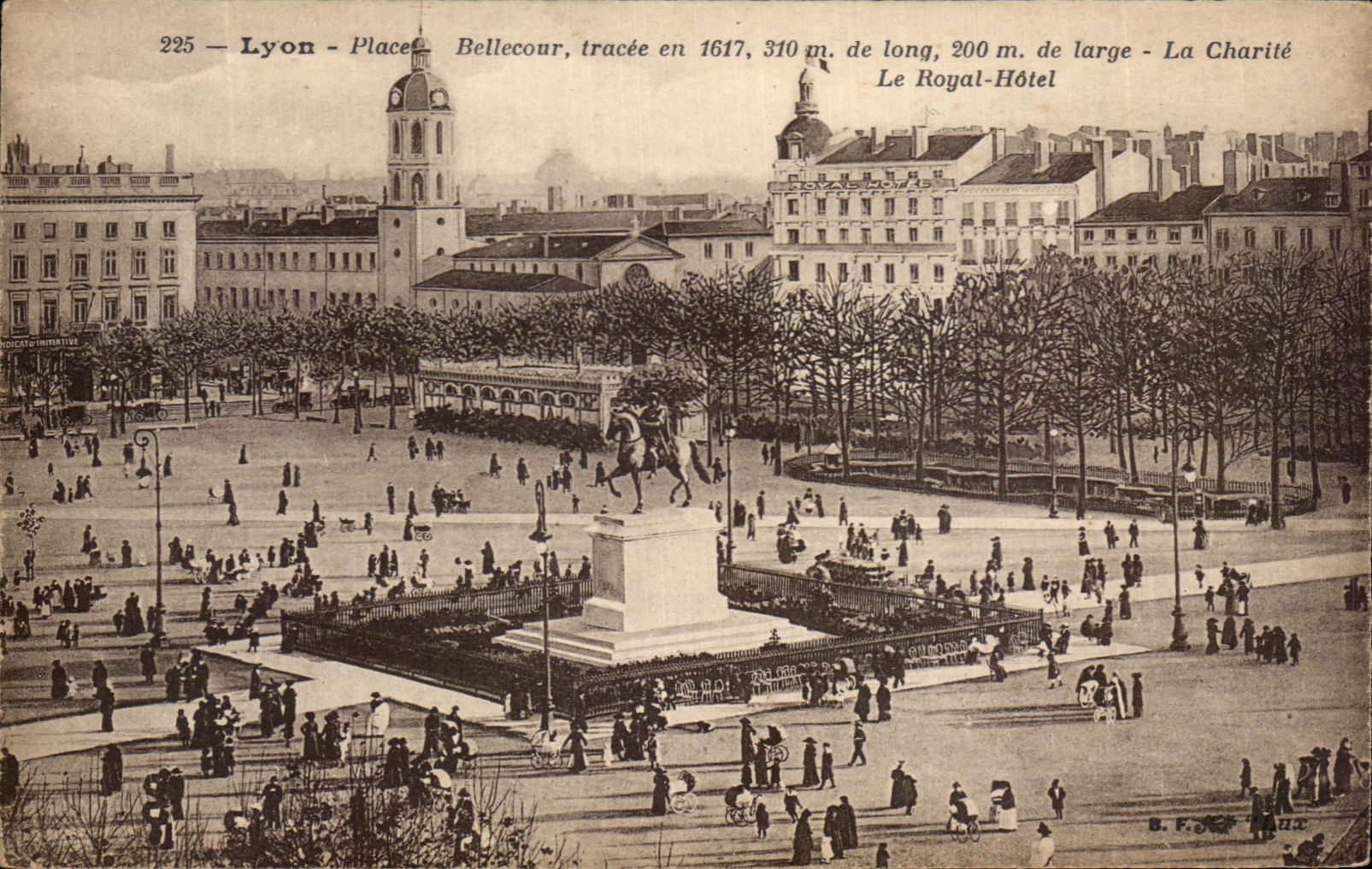 CPA Lyon Places Bellecour the Royal Hotel