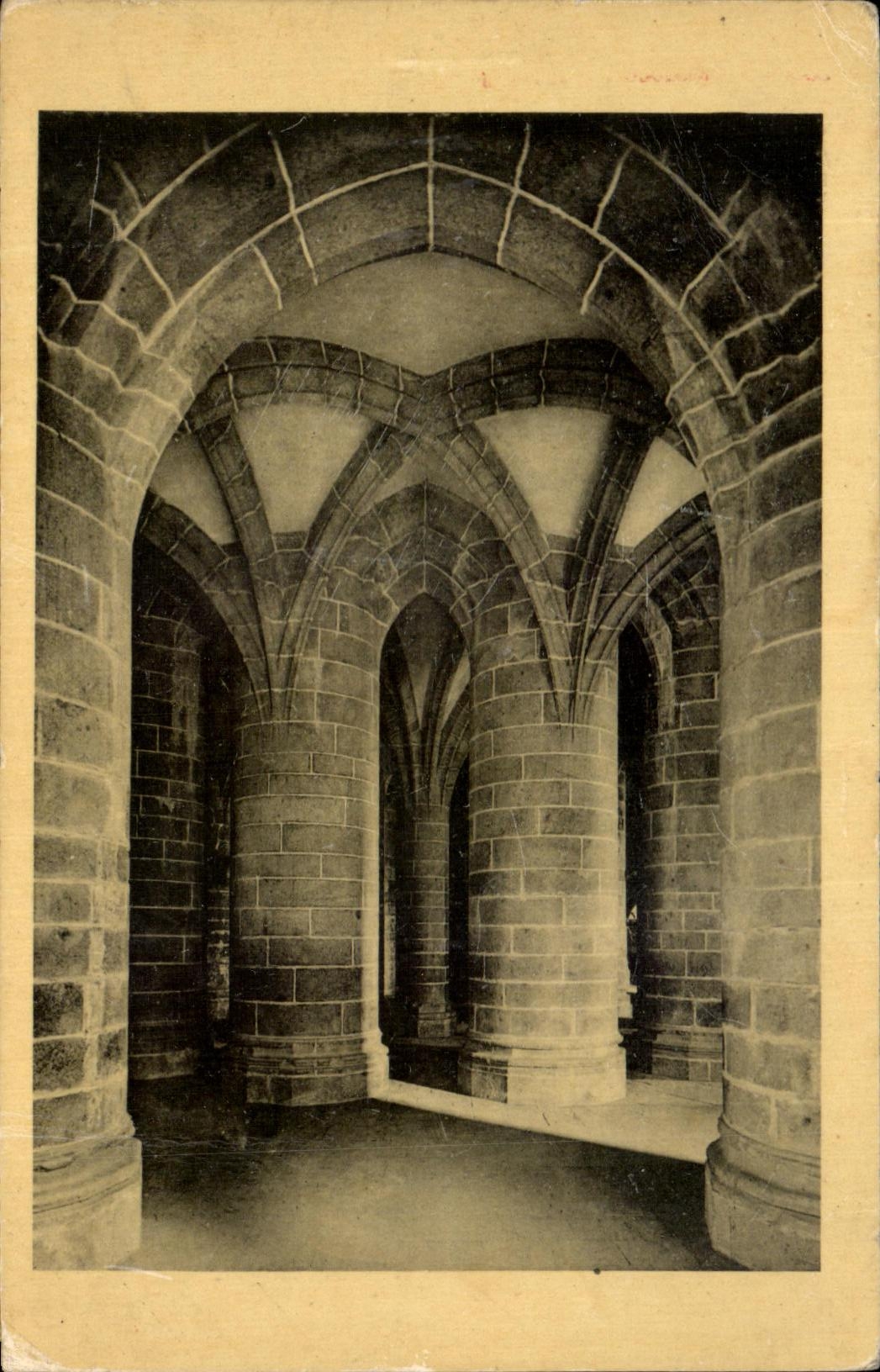 CPA Abbaye Du Mont Saint Michel Crypte Des Gros Piliers