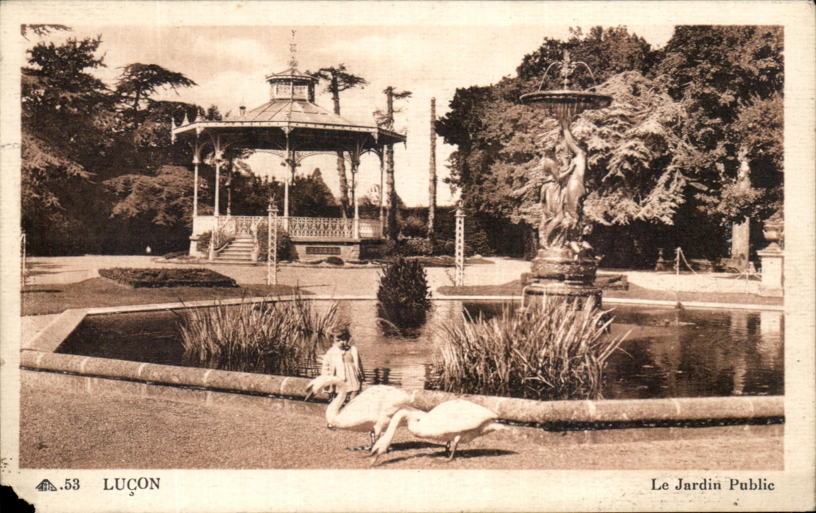 CPA Lucon Le Jardin Public