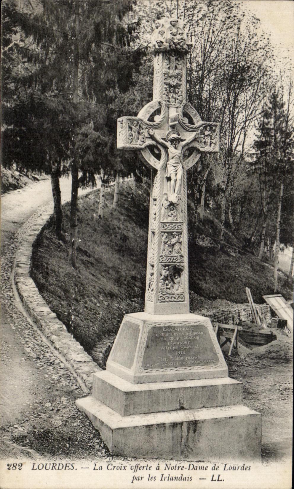 CPA Lourdes La Croix offerte a Notre Dame de Lourdes par les Irlandais