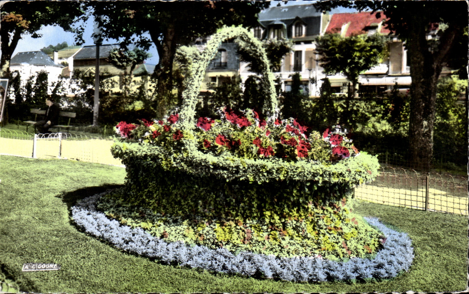CPA La Bourboule Capitale de I'Allergie Corbeille de fleurs dans le parc