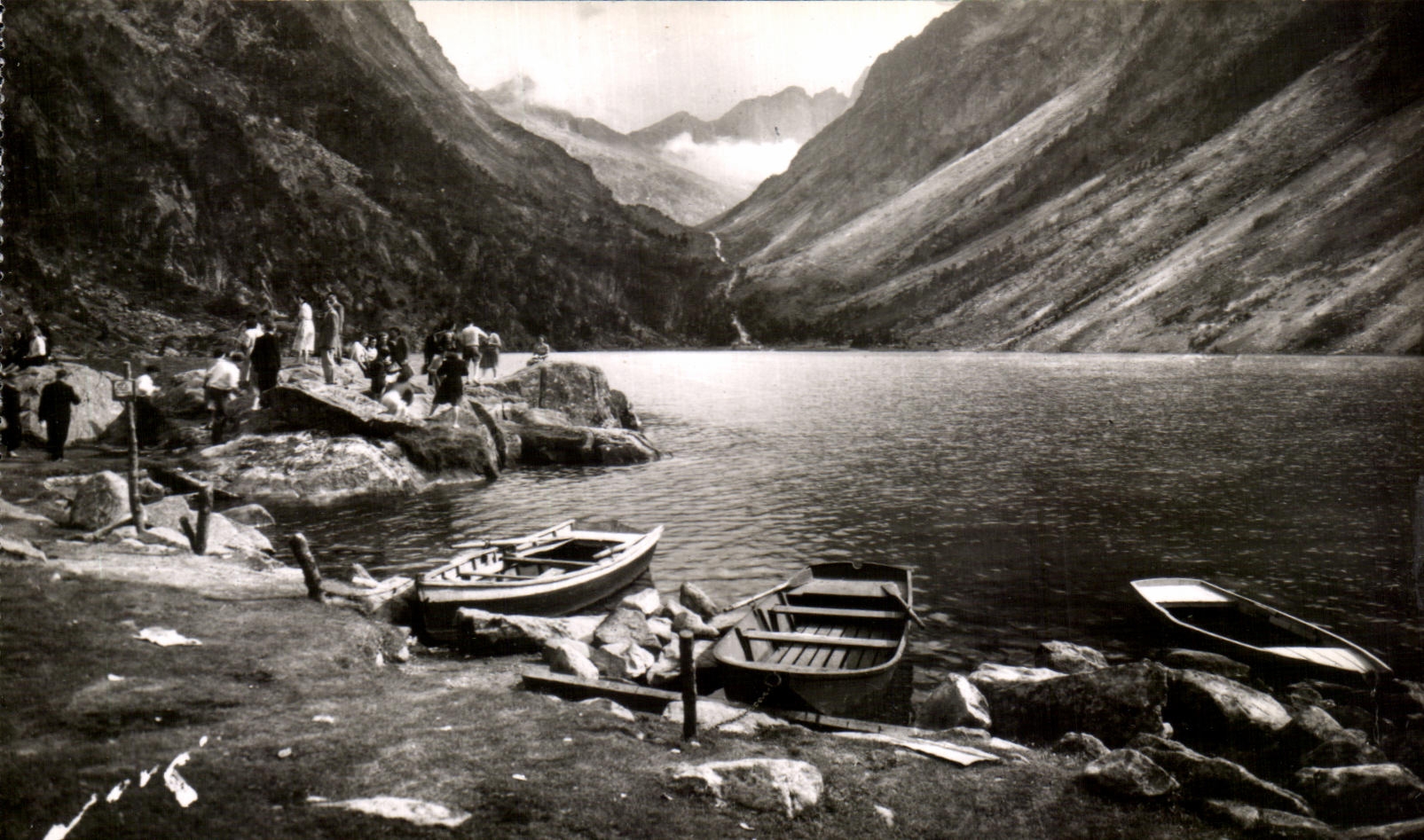 CPA Env de Cauterets Lake Gaube the lake downstream
