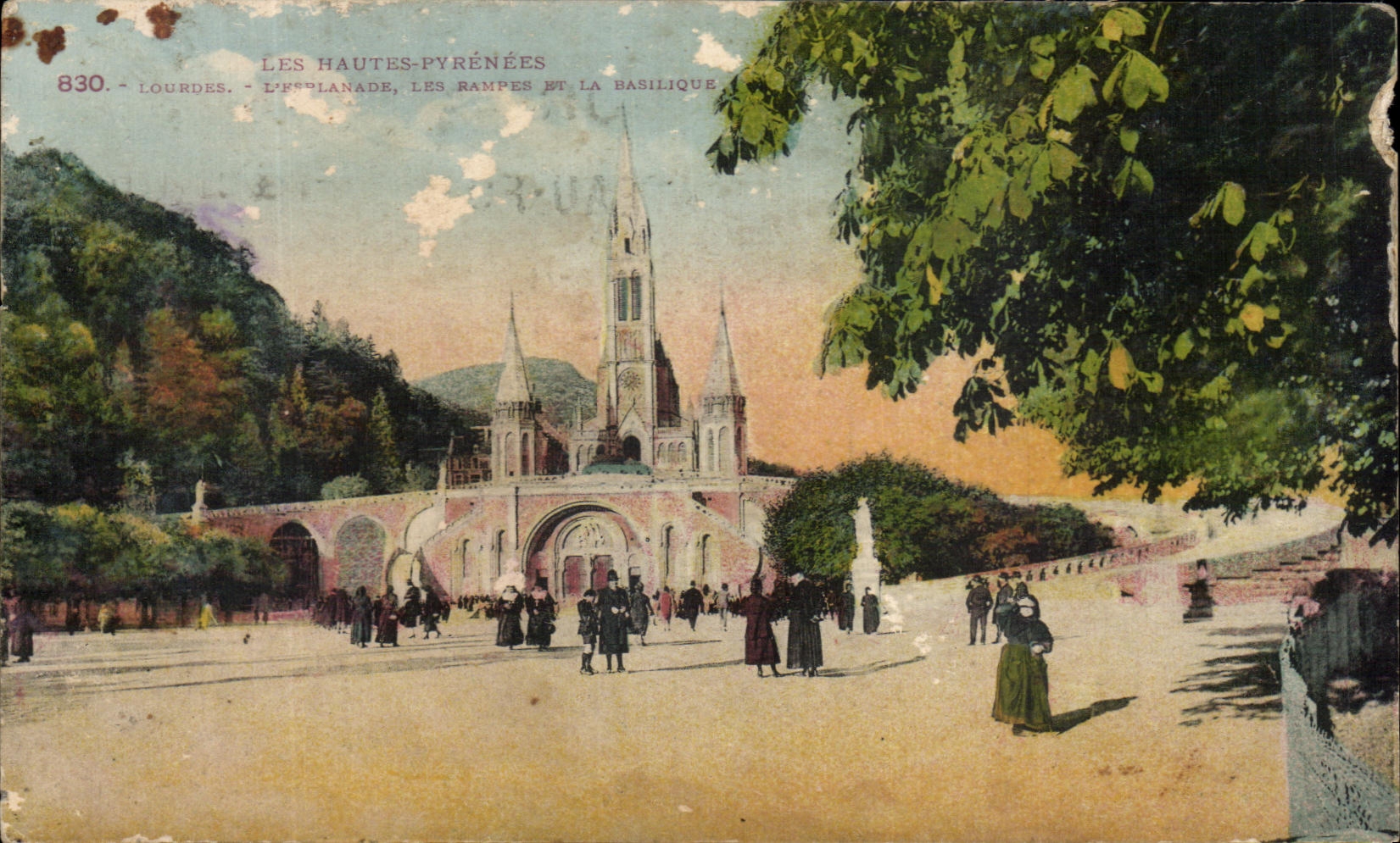 CPA Lourdes L'esplanade Les rampes et la basilique 
