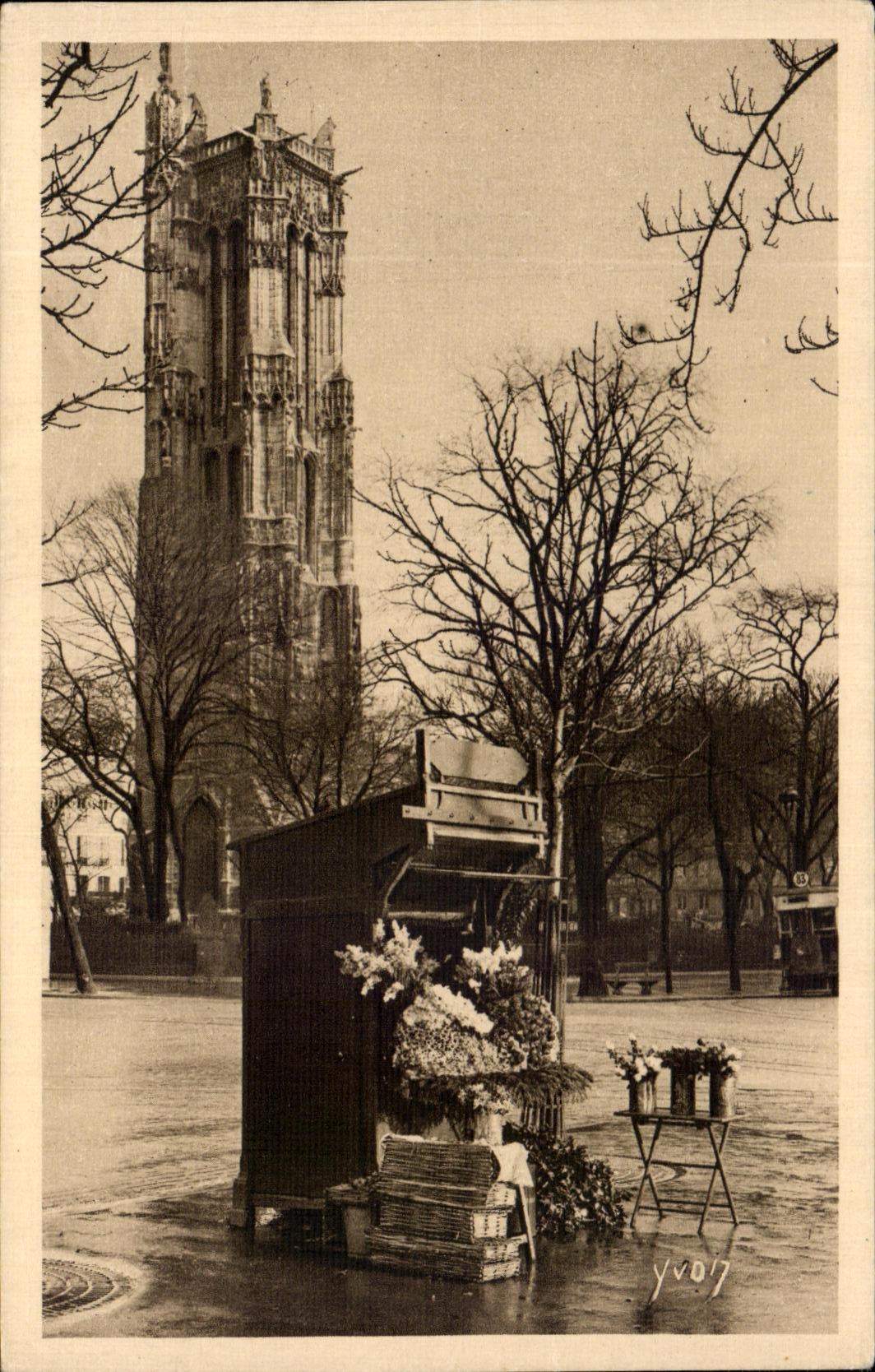 CPA Paris While Strolling the Tower St Jacques