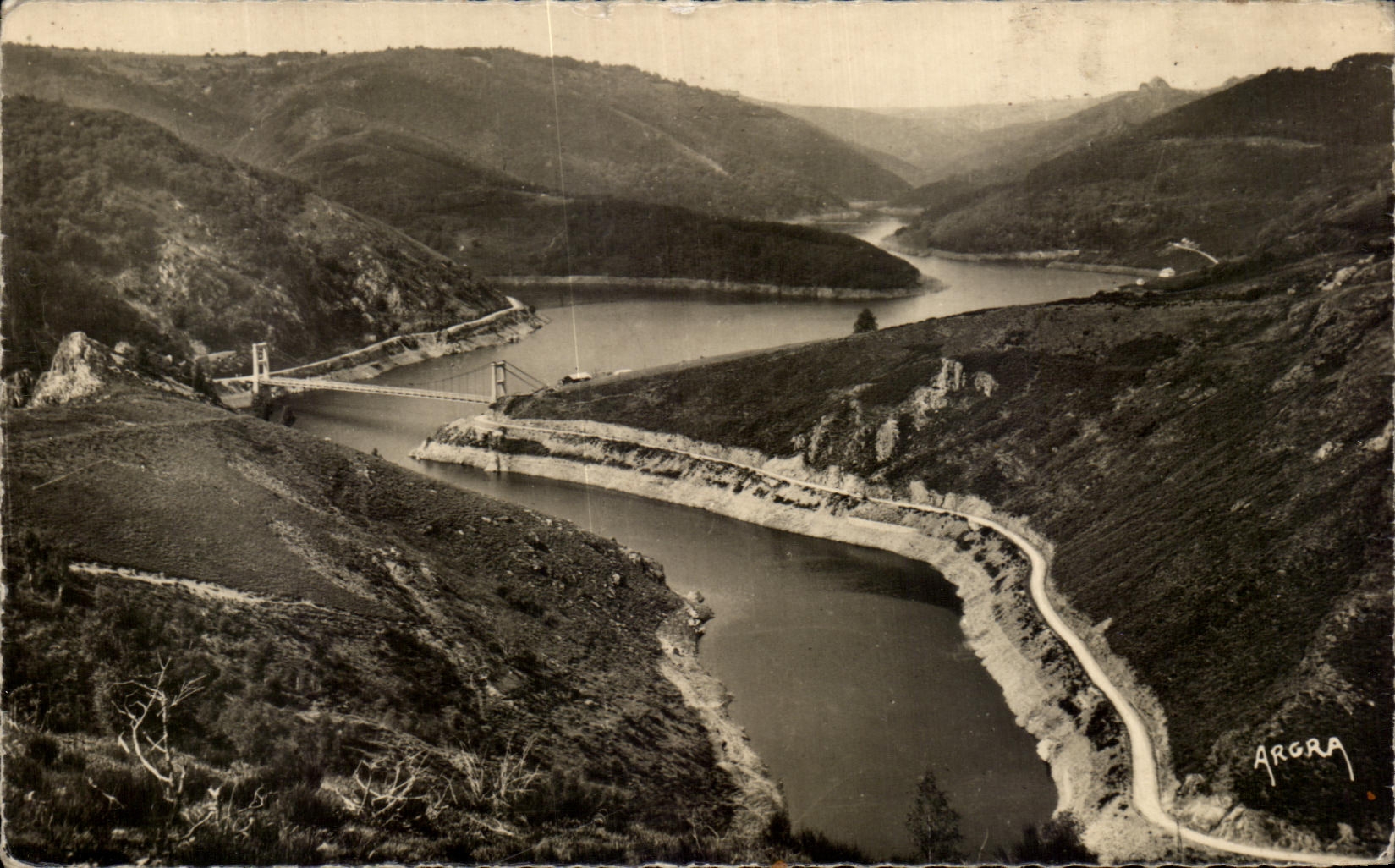 CPA Vallee De La Truyere Lac de Sarrans Vue sur le pont de Treboul