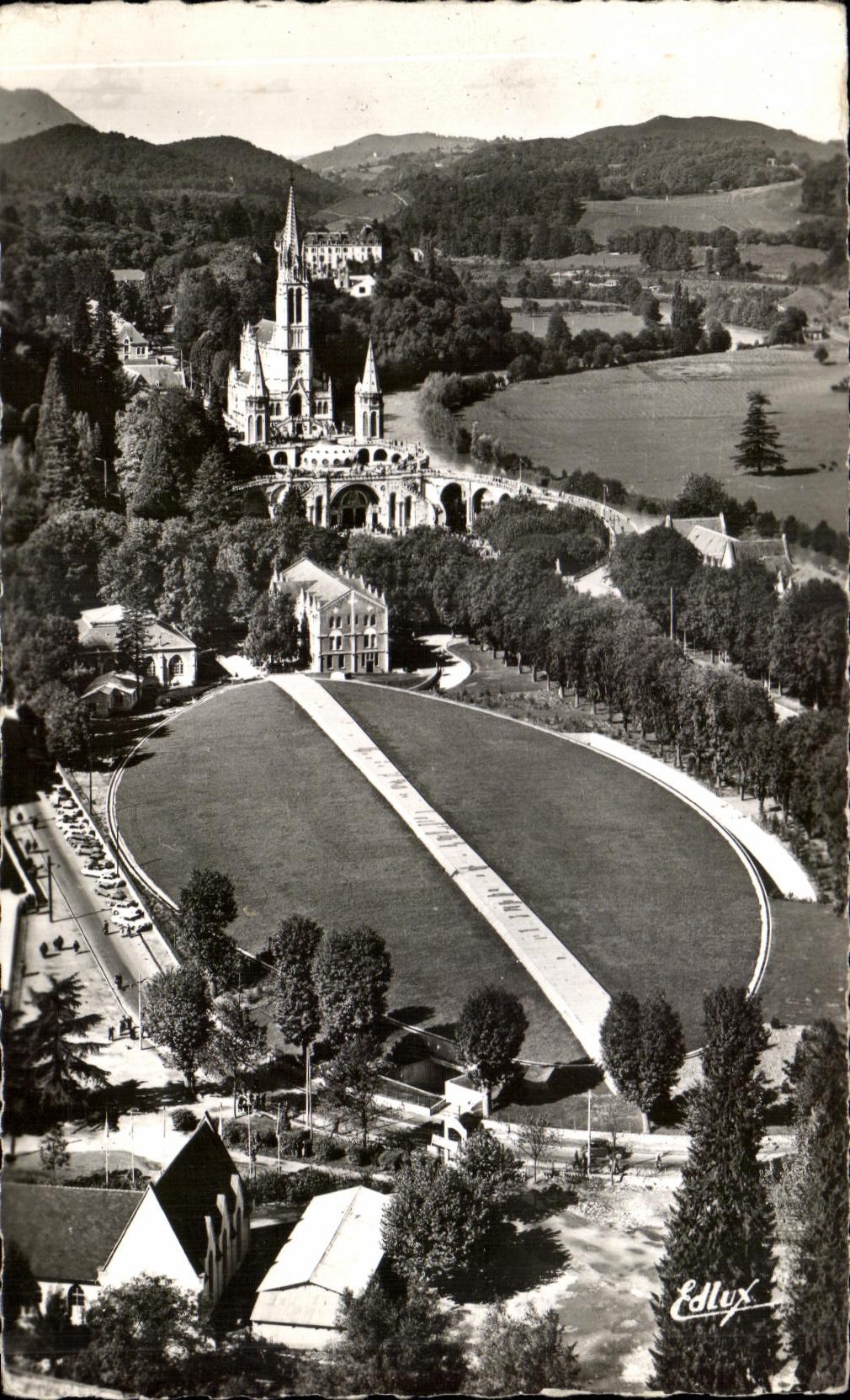 CPA Lourdes La Basilique La souterraine