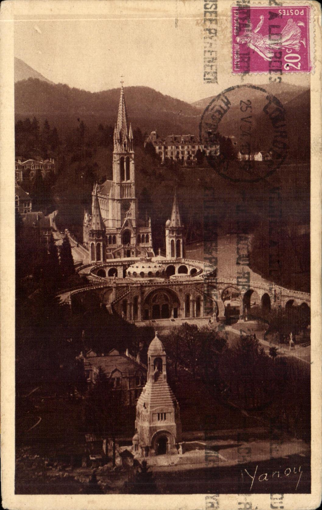 CPA Lourdes La Basilique et le monument aux Morts vus du Chateau