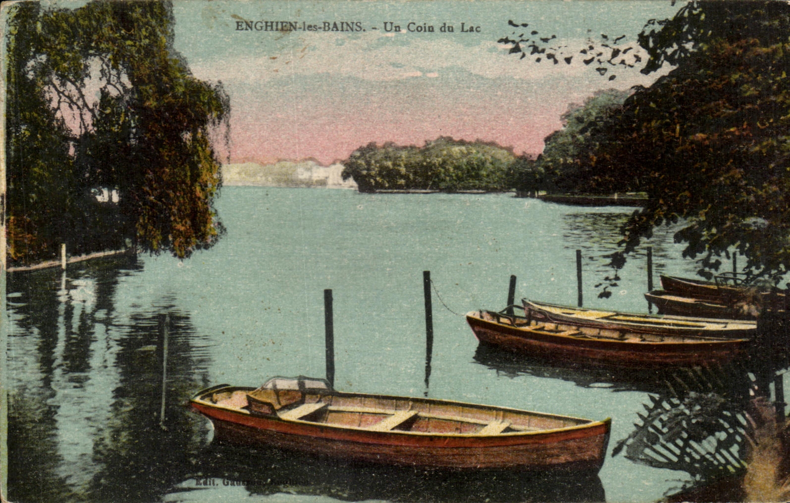 Les Bains de CPA Enghien una esquina del lago