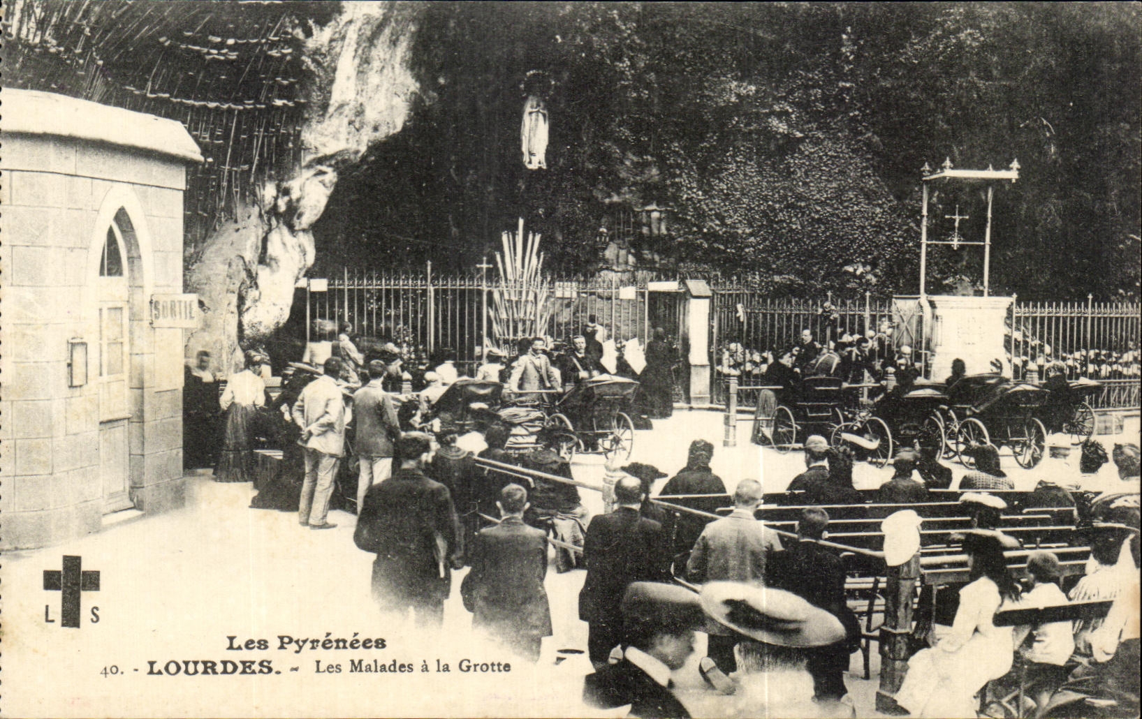 CPA Lourdes Les Malades a la Grotte