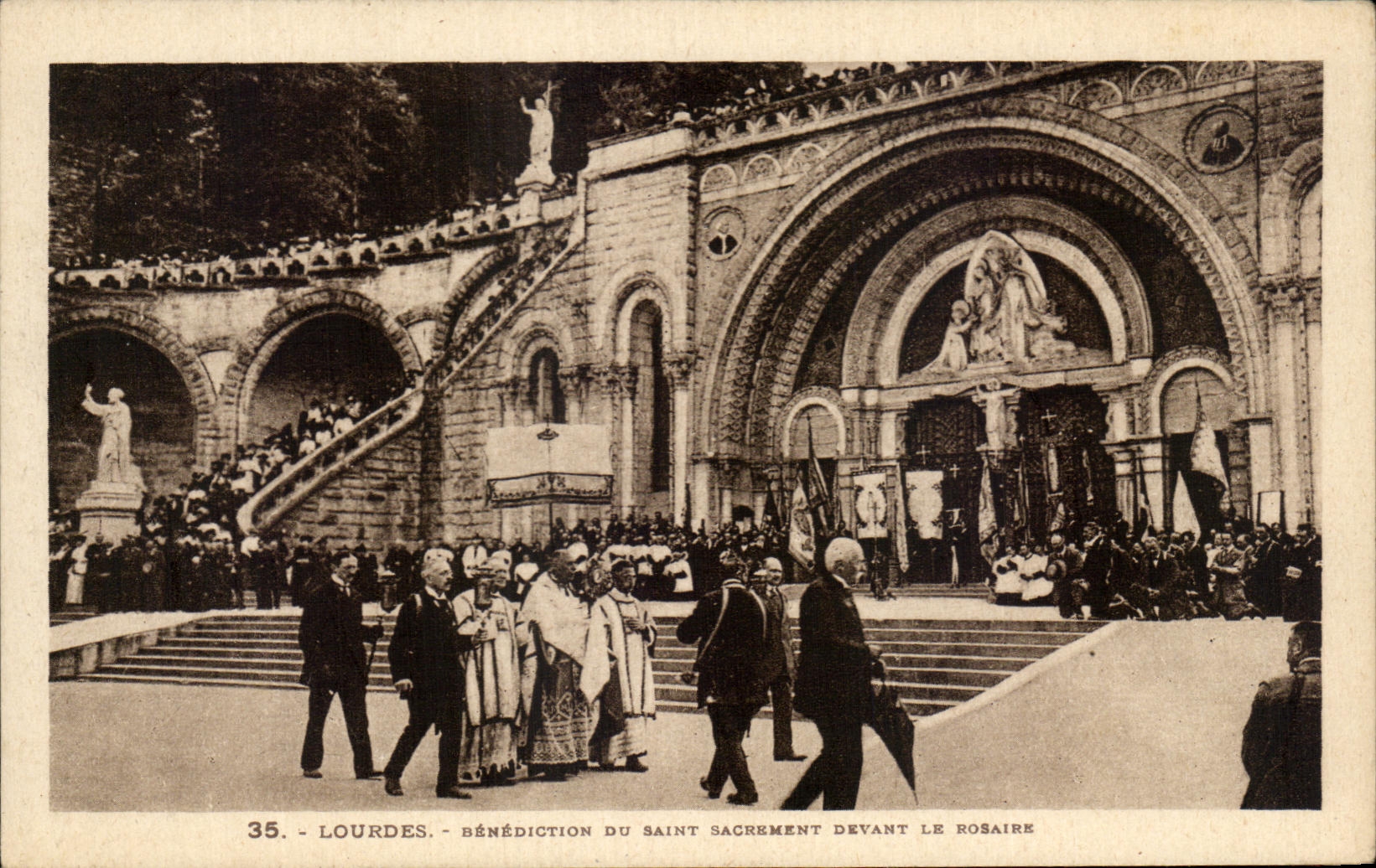 CPA Lourdes Benediction Du Saint Sachrment Devant Le Rosaire