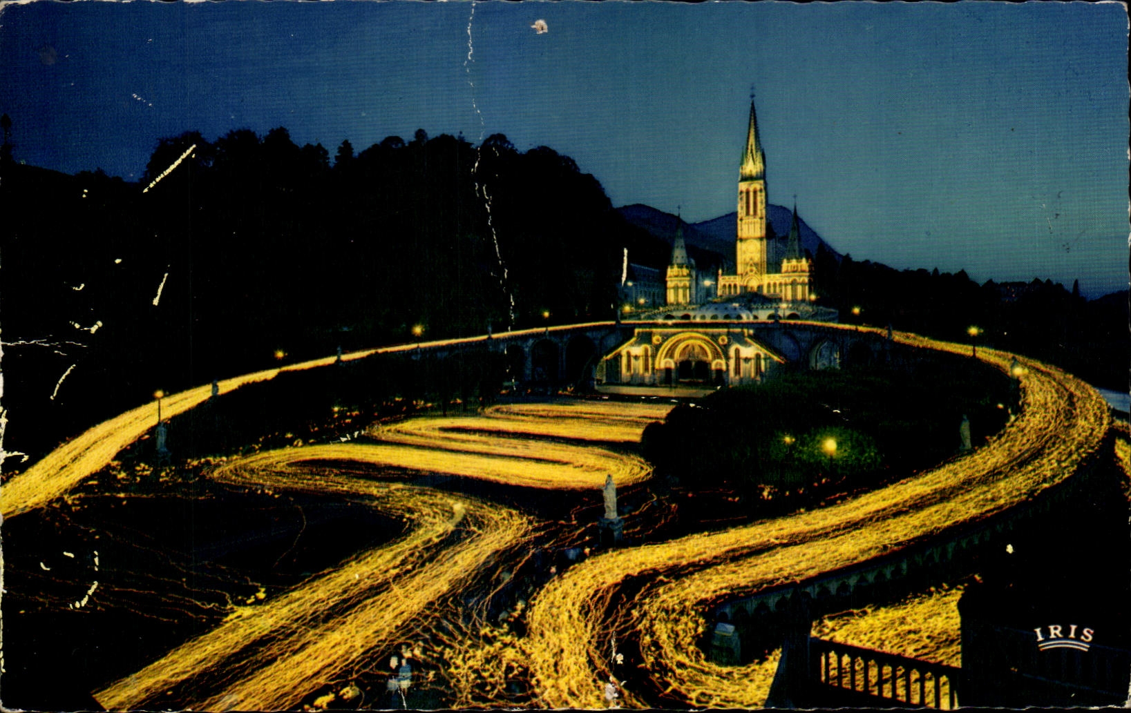 CPA Lourdes La Basilique illuminee et la procession au Flambeaux