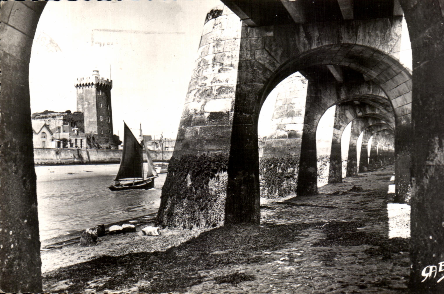 CPA enarena las arcadas de D Olonne y la torre