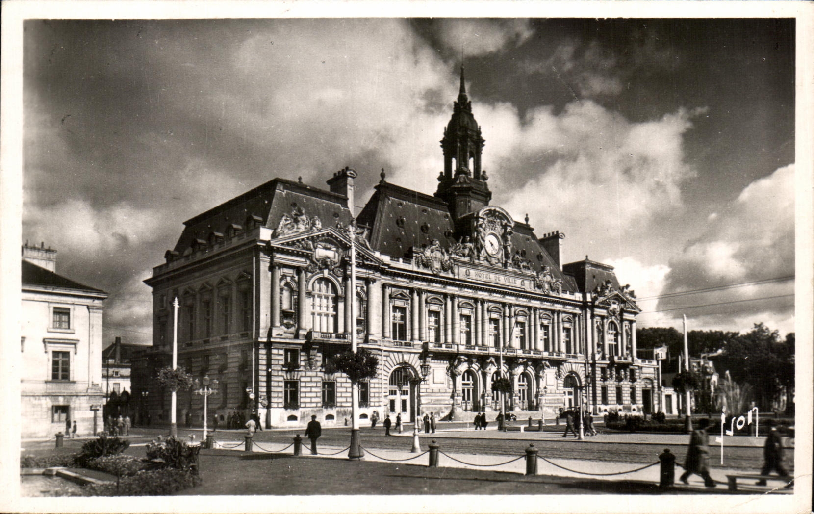 CPSM Tours the Town hall