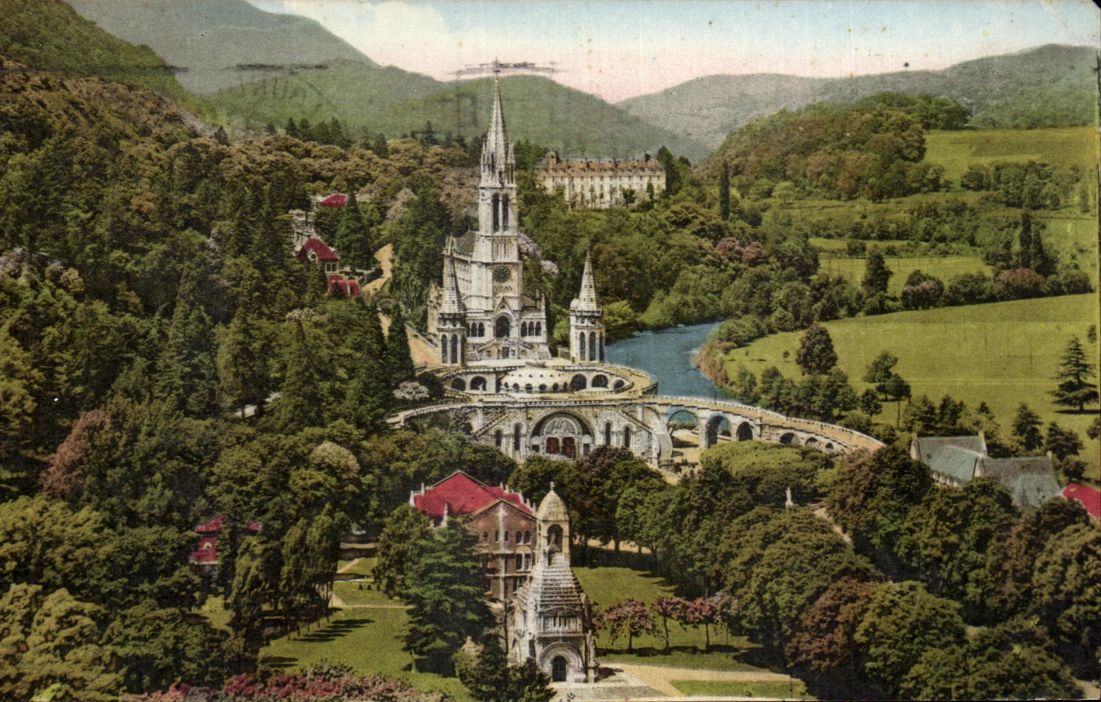 CPA Lourdes La Basilique et le Monument Interaiie
