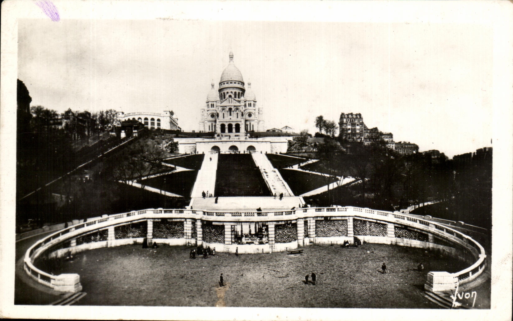 CPA Paris While Strolling the Basilica of the Sacring Montmartre Heart