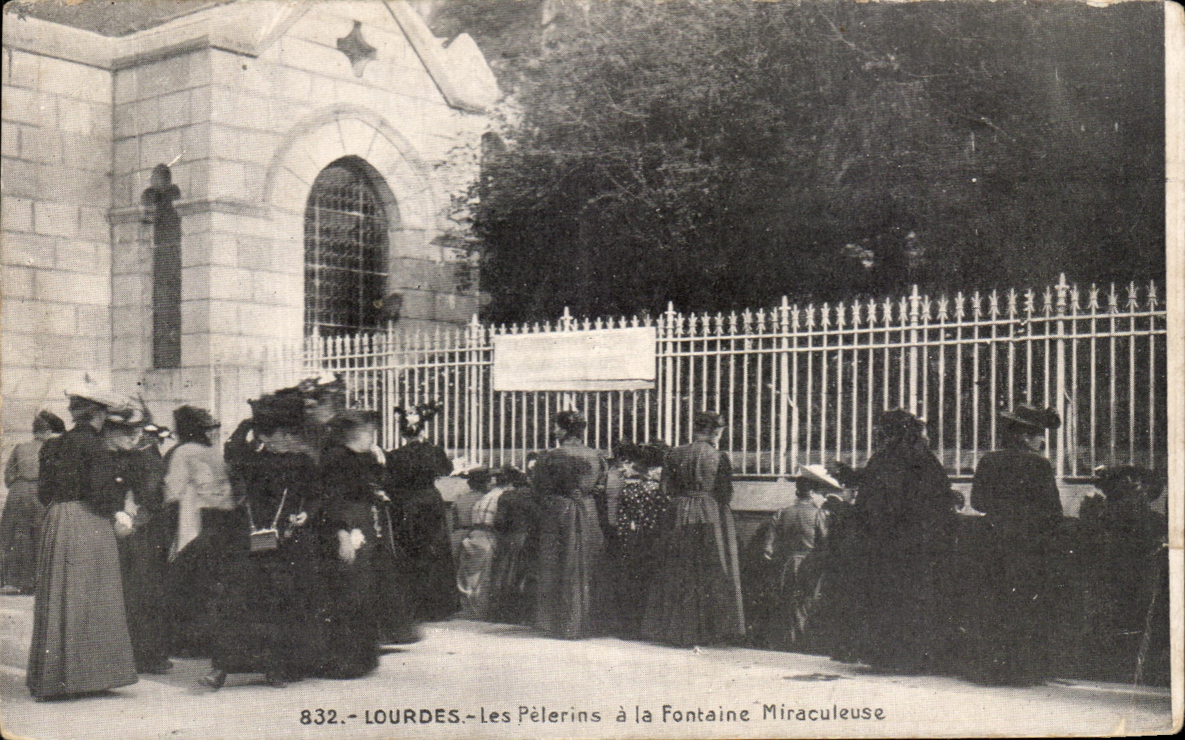 CPA Lourdes Les Pelerins a La Fontaine Miraculeuse