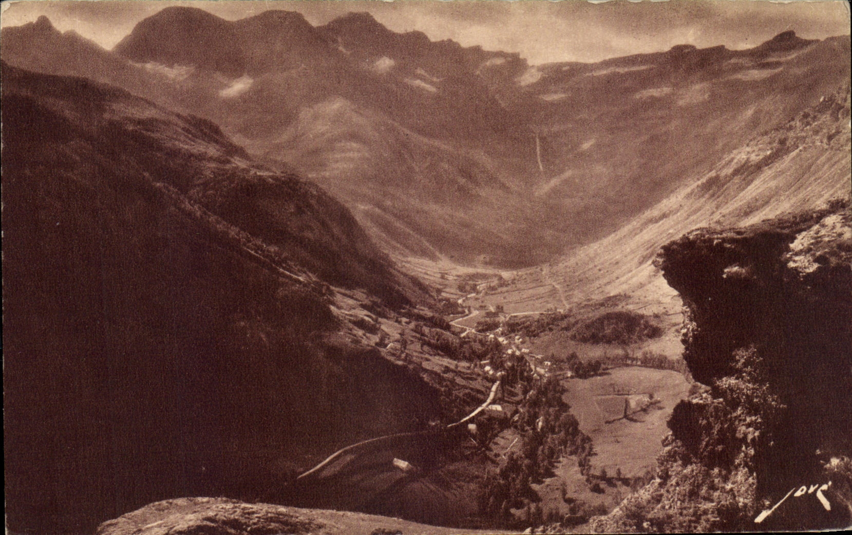 CPA Gavarnie Vue d'ensemble Au Fond le Cirque et la Grande Cascade
