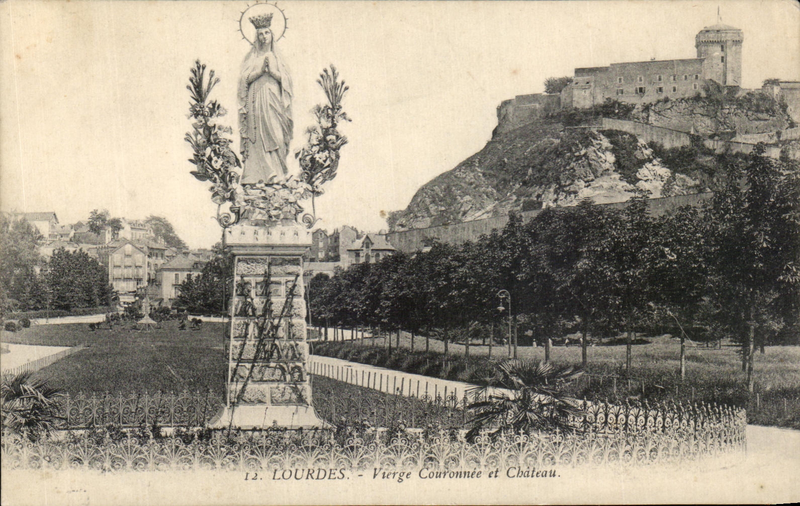 CPA Lourdes Vierge Couronnee et Chateau