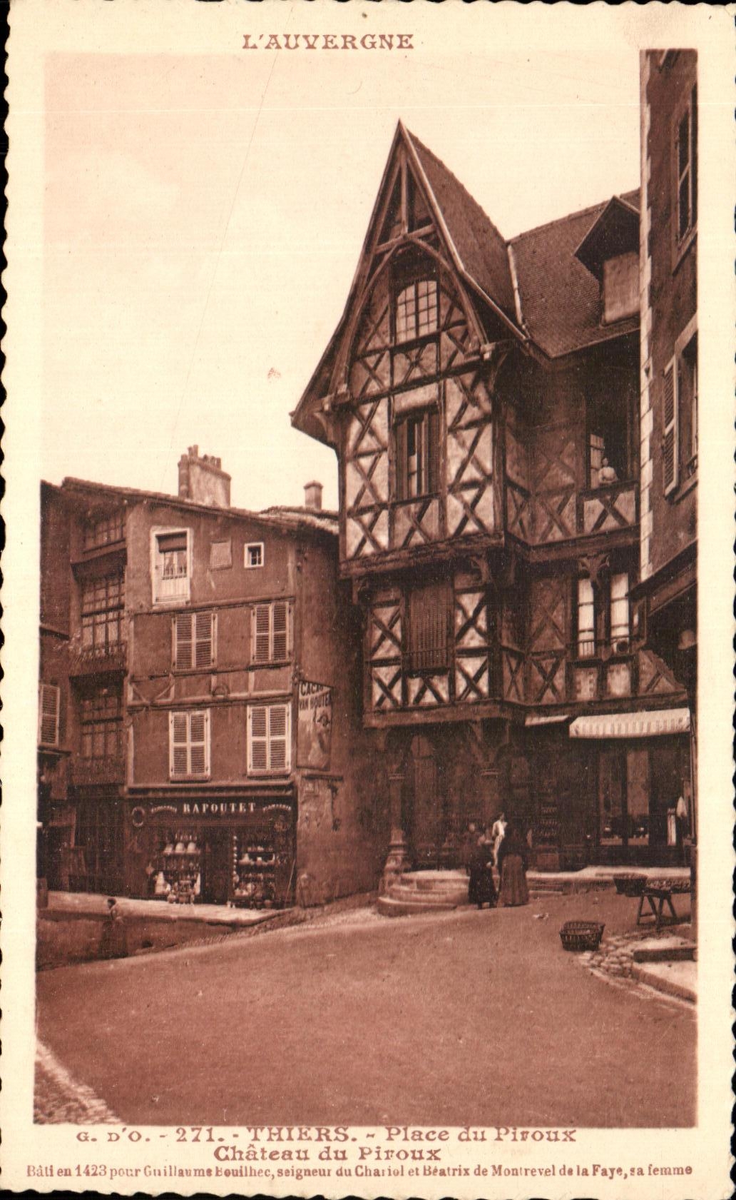 CPA Thiers Place du Piroux Chateau du Piroux