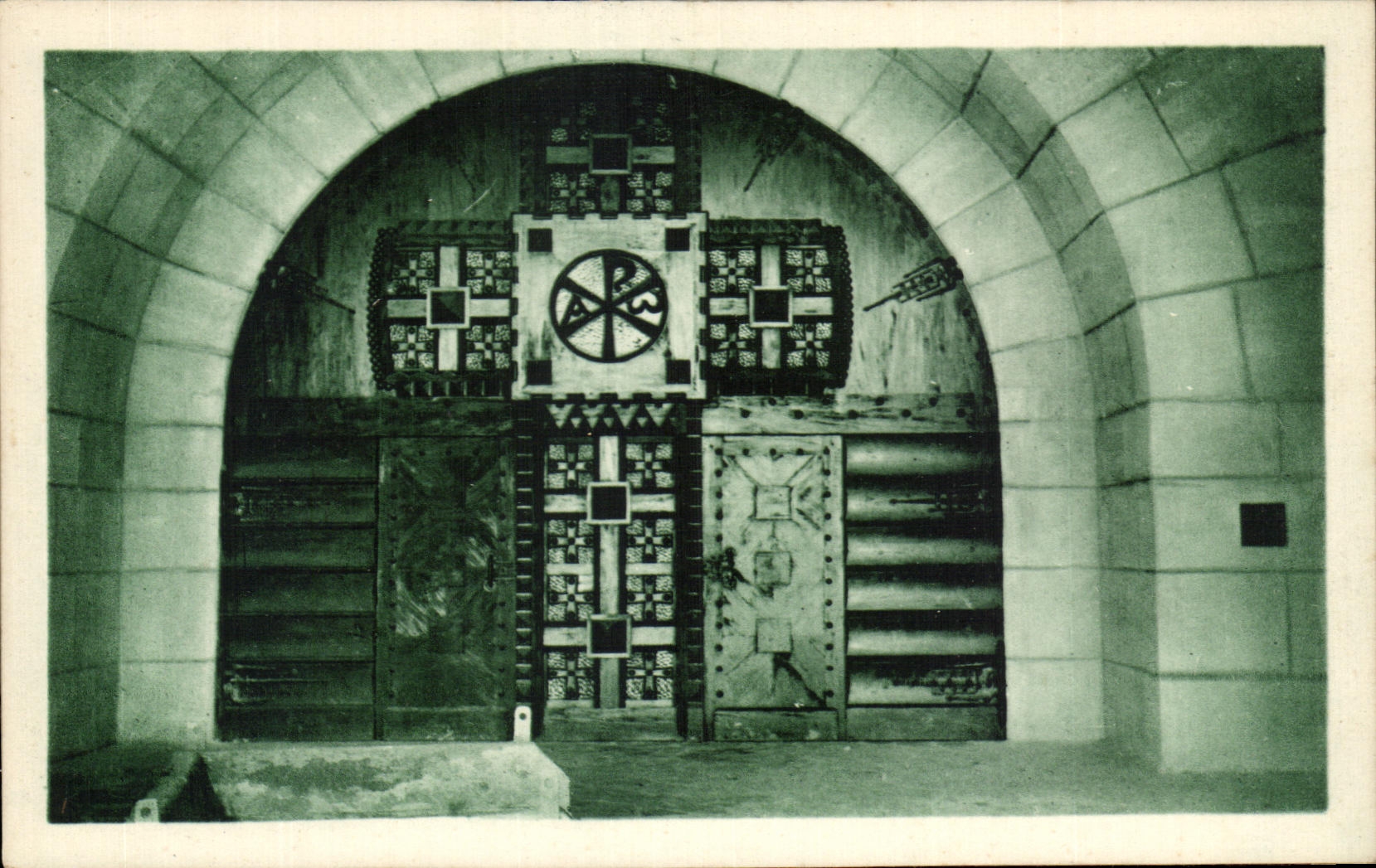 CPA the Ossuary of Douaumont Seen of the splendid Main door of the Militaria Vault