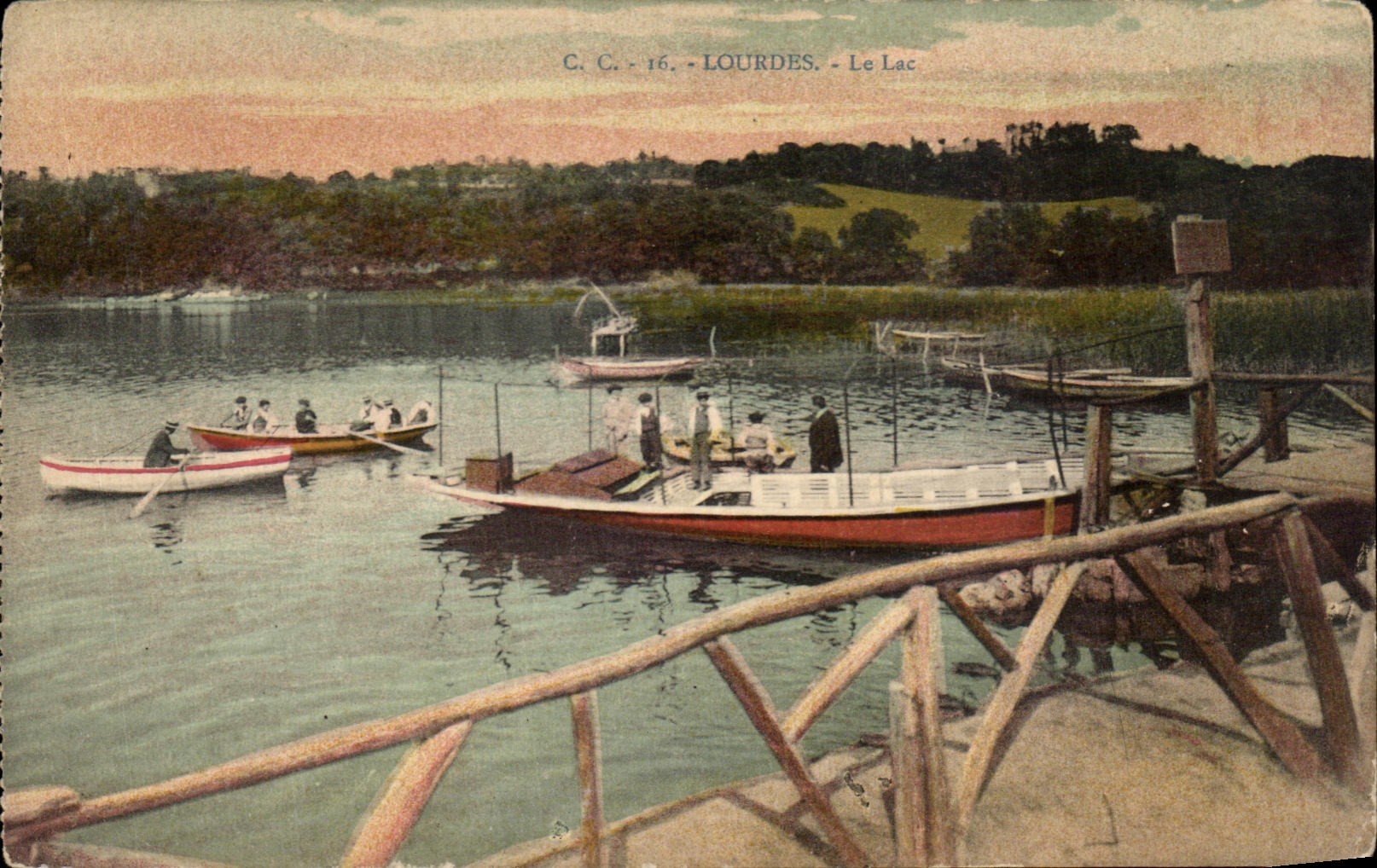 CPA Lourdes Le Lac Bateaux