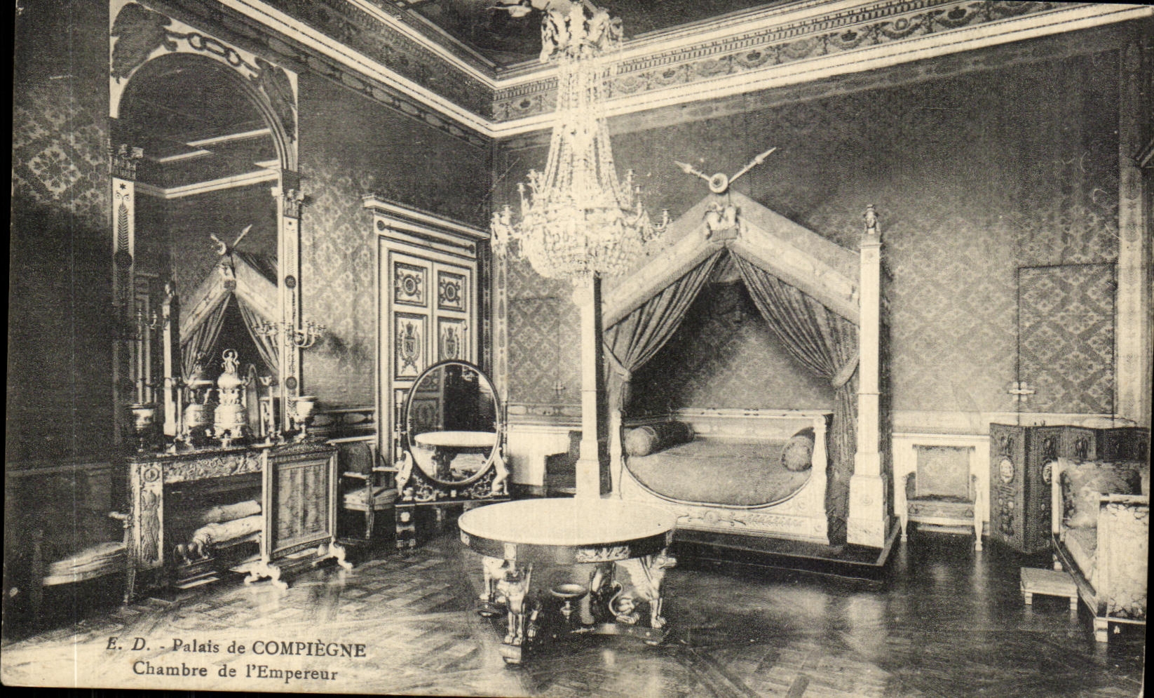 CPA Palais de Compiegne Chambre de l'Empereur